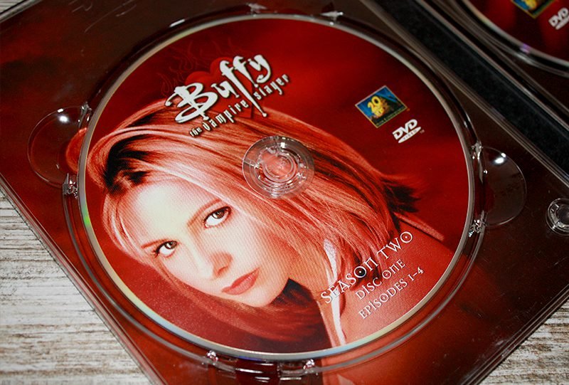Comparación: “Buffy, la cazavampiros: Temporada 2” [Edición Dvd – USA vs. España] • En tu pantalla